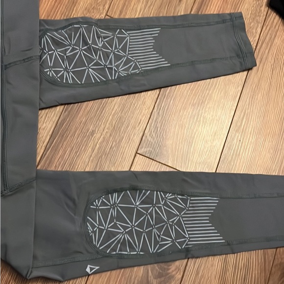 Ivivva leggings size 14 - Picture 2 of 4